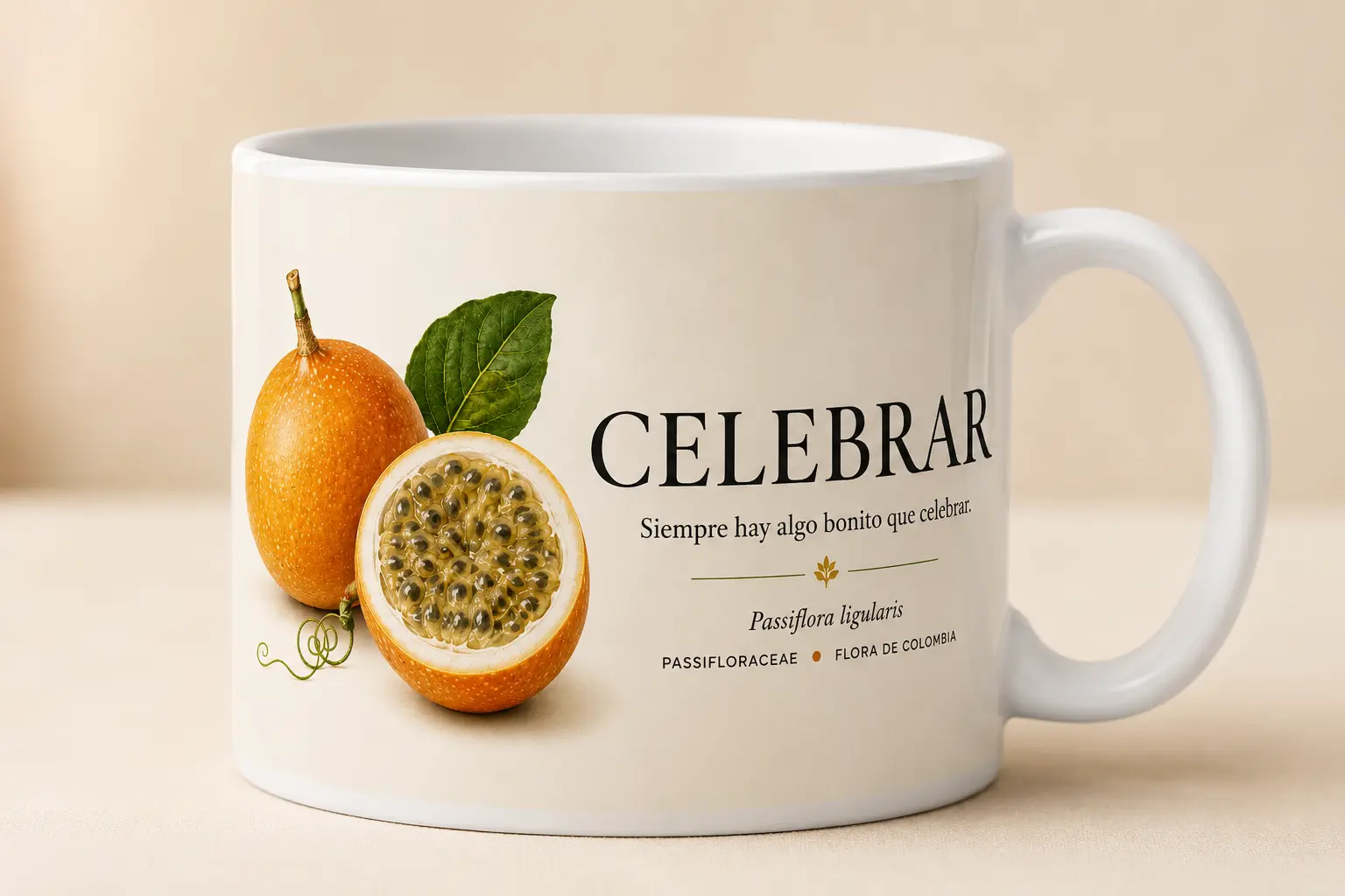 Mug VERBO 'Siempre hay algo bonito que celebrar', ilustración de granadilla entera y en corte, Passiflora ligularis, flora de Colombia