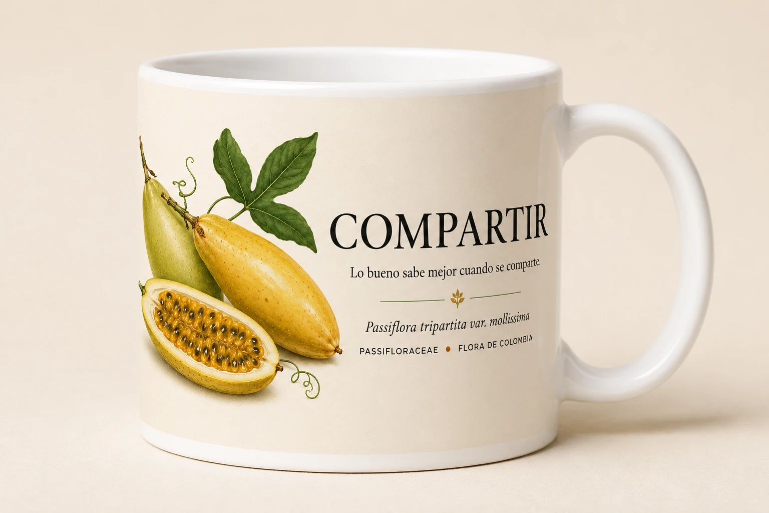 Mug VERBO 'Lo bueno sabe mejor cuando se comparte', ilustración de curuba entera y en corte, Passiflora tripartita var. mollissima, flora de Colombia