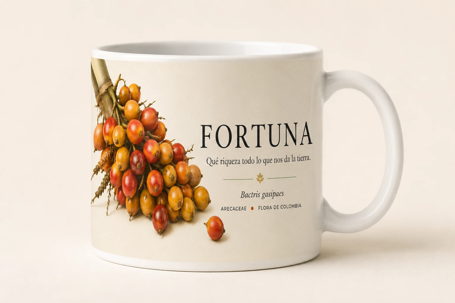 Mug VERBO 'Qué riqueza todo lo que nos da la tierra', ilustración de chontaduro en racimo, Bactris gasipaes, flora de Colombia
