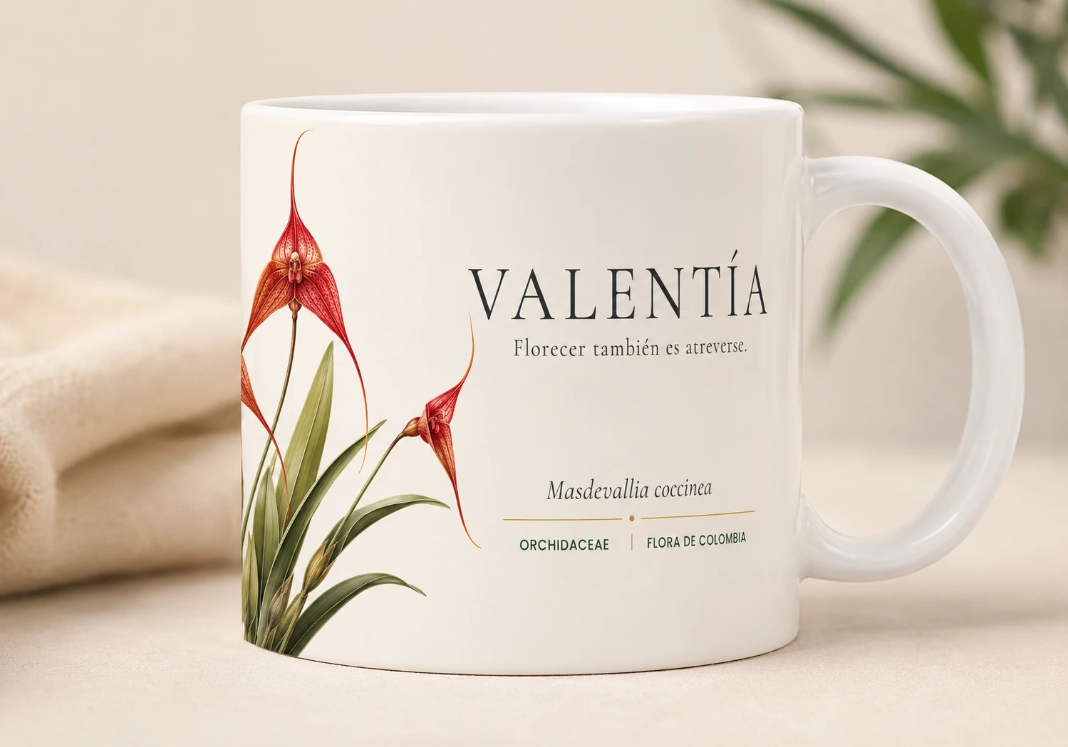Mug VERBO 'Florecer también es atreverse', ilustración botánica de Masdevallia coccinea, orquídea de Colombia