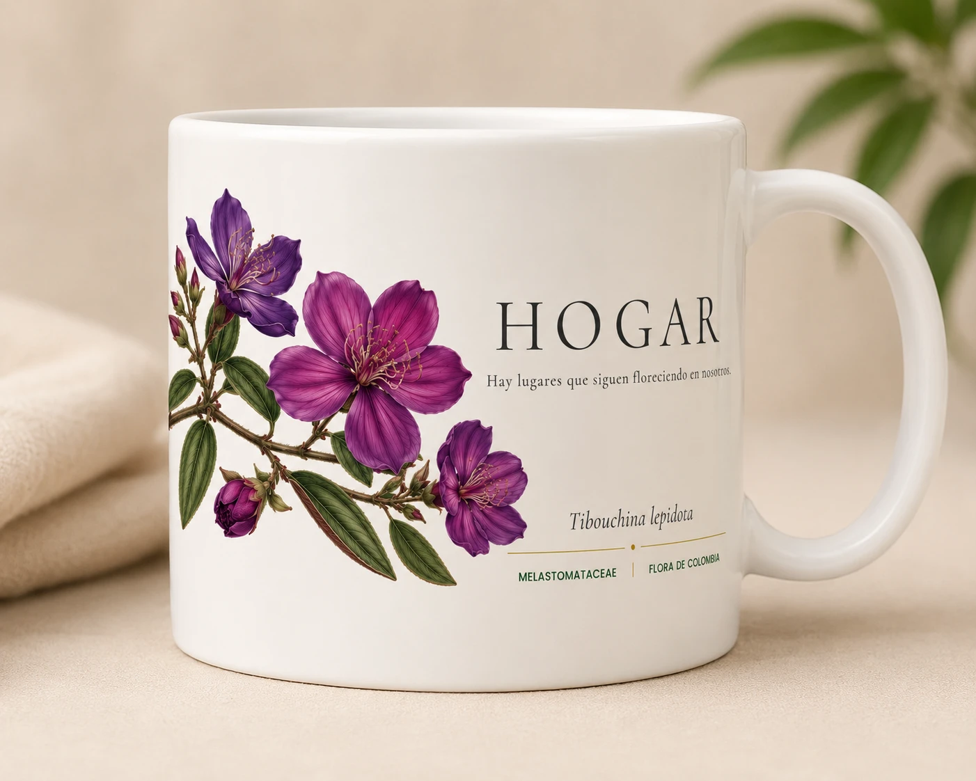 Mug VERBO 'Hay lugares que siguen floreciendo en nosotros', ilustración botánica de Tibouchina lepidota, flor de Colombia