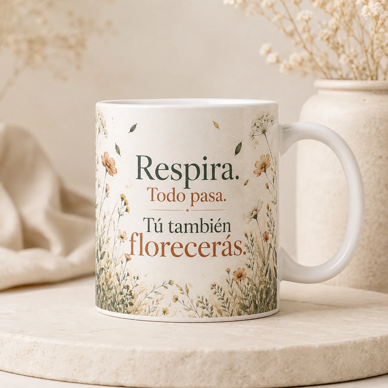 Mug VERBO 'Respira, todo pasa, tú también florecerás', con ilustración de flores silvestres y hojas al viento