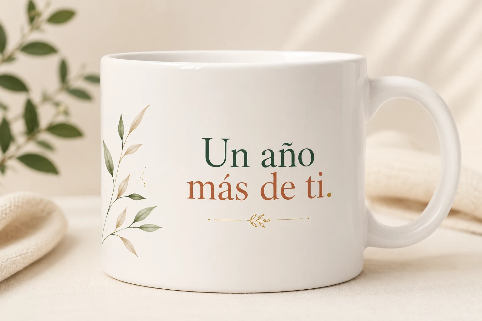 Mug VERBO 'Un año más de ti', con ilustración de rama de hojas doradas