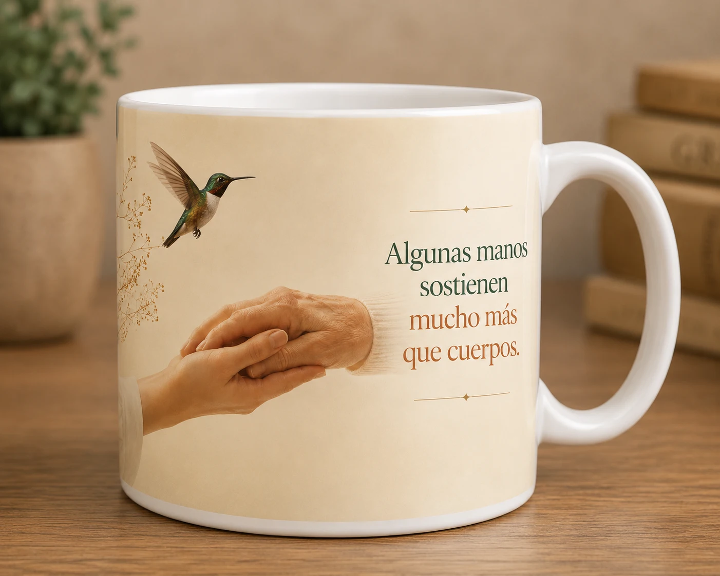 Mug VERBO 'Algunas manos sostienen mucho más que cuerpos', con ilustración de dos manos entrelazadas y un colibrí