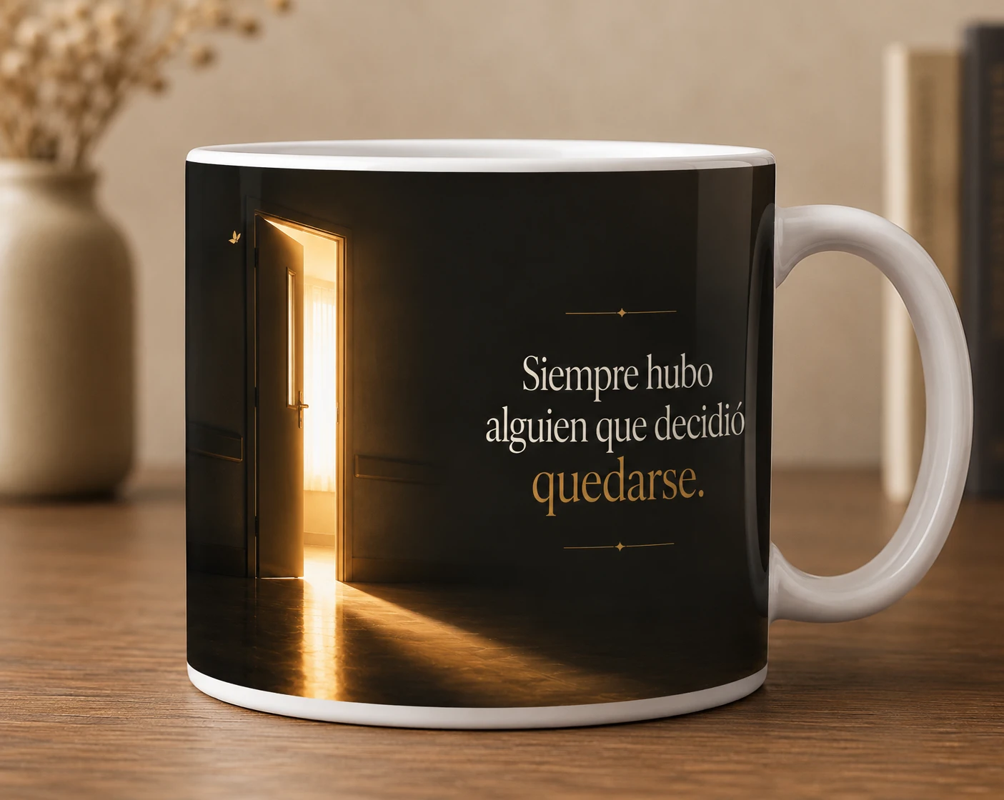 Mug VERBO 'Siempre hubo alguien que decidió quedarse', con ilustración de una puerta abierta dejando entrar luz cálida en un pasillo oscuro