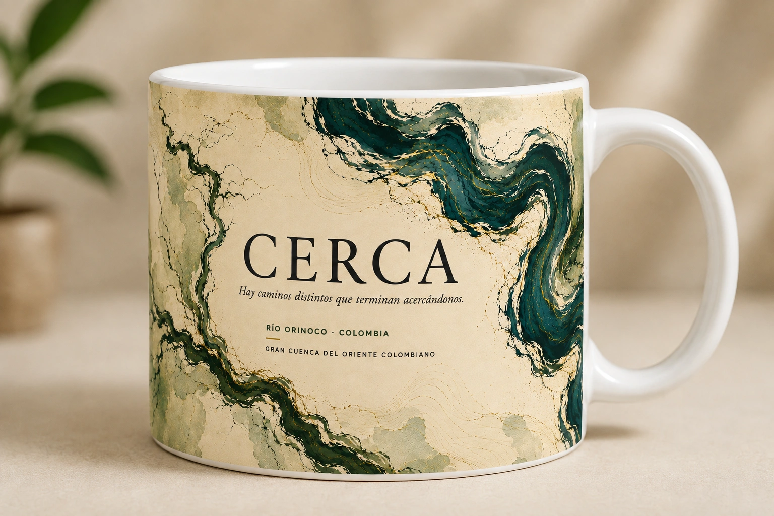 Mug VERBO 'Hay caminos distintos que terminan acercándonos', arte editorial abstracto del Río Orinoco, gran cuenca del oriente colombiano