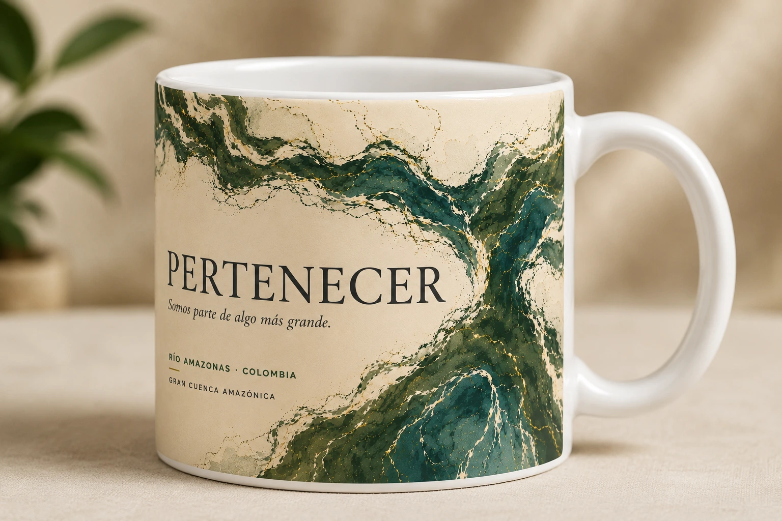 Mug VERBO 'Somos parte de algo más grande', arte editorial abstracto del Río Amazonas, gran cuenca amazónica, Colombia