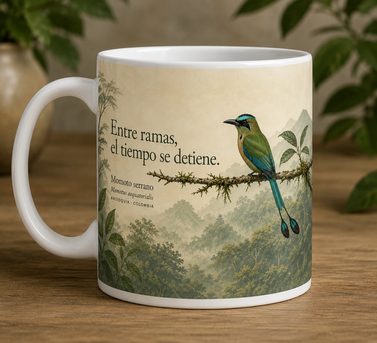 Mug VERBO 'Entre ramas, el tiempo se detiene', retrato editorial de un Momoto serrano (Momotus aequatorialis) posado en el bosque de Antioquia