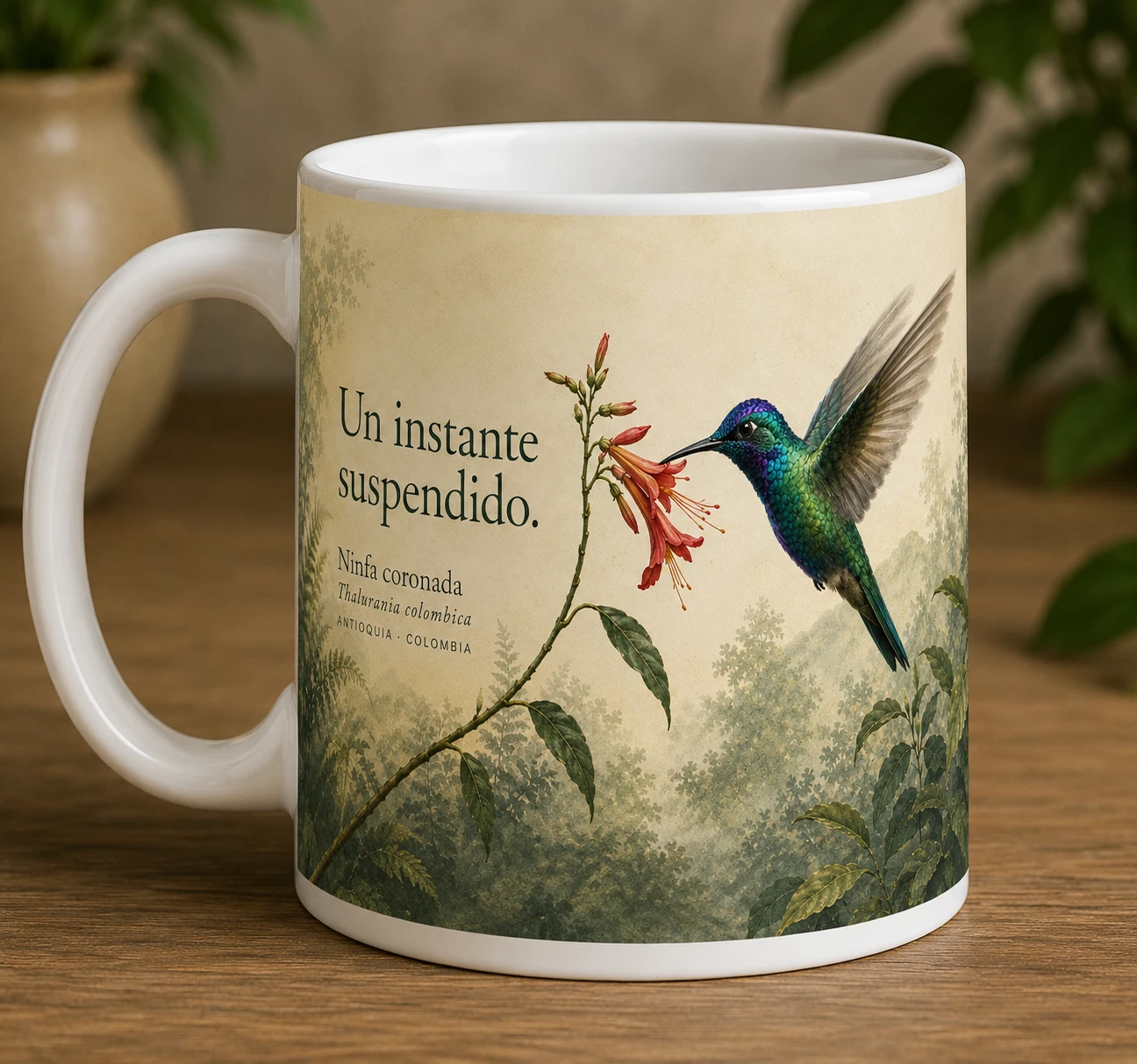 Mug VERBO 'Un instante suspendido', retrato editorial de una Ninfa coronada (Thalurania colombica) en vuelo junto a una flor en el bosque de Antioquia