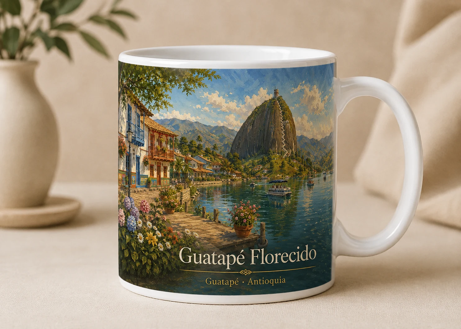 Mug VERBO 'Guatapé Florecido', ilustración del Peñol de Guatapé junto al embalse