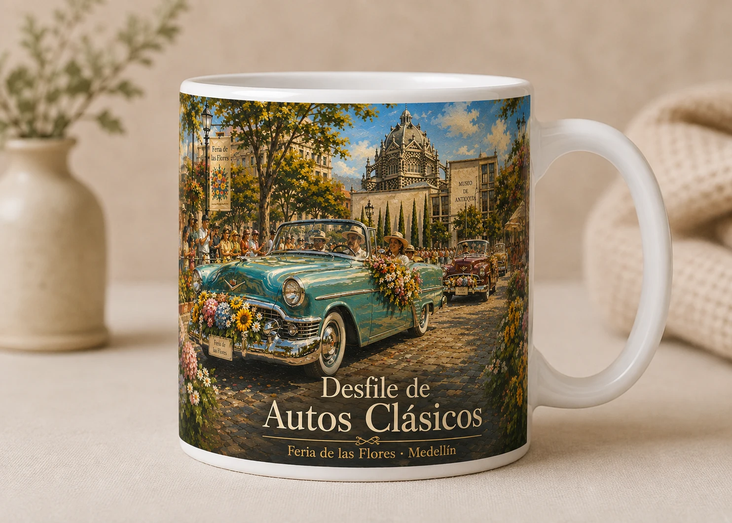 Mug VERBO 'Desfile de Autos Clásicos', ilustración de un carro antiguo decorado con flores en la Feria de las Flores